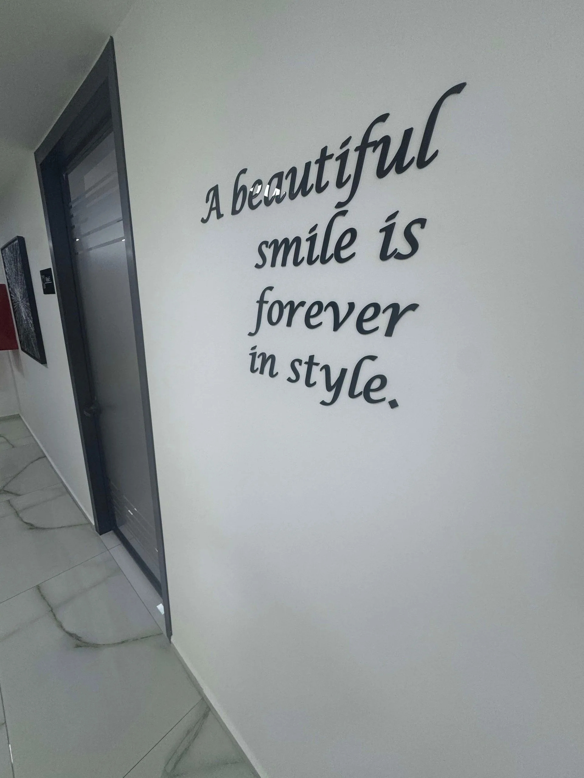 Inside the clinic in Antalya, showing a modern treatment room used for veneer fittings.