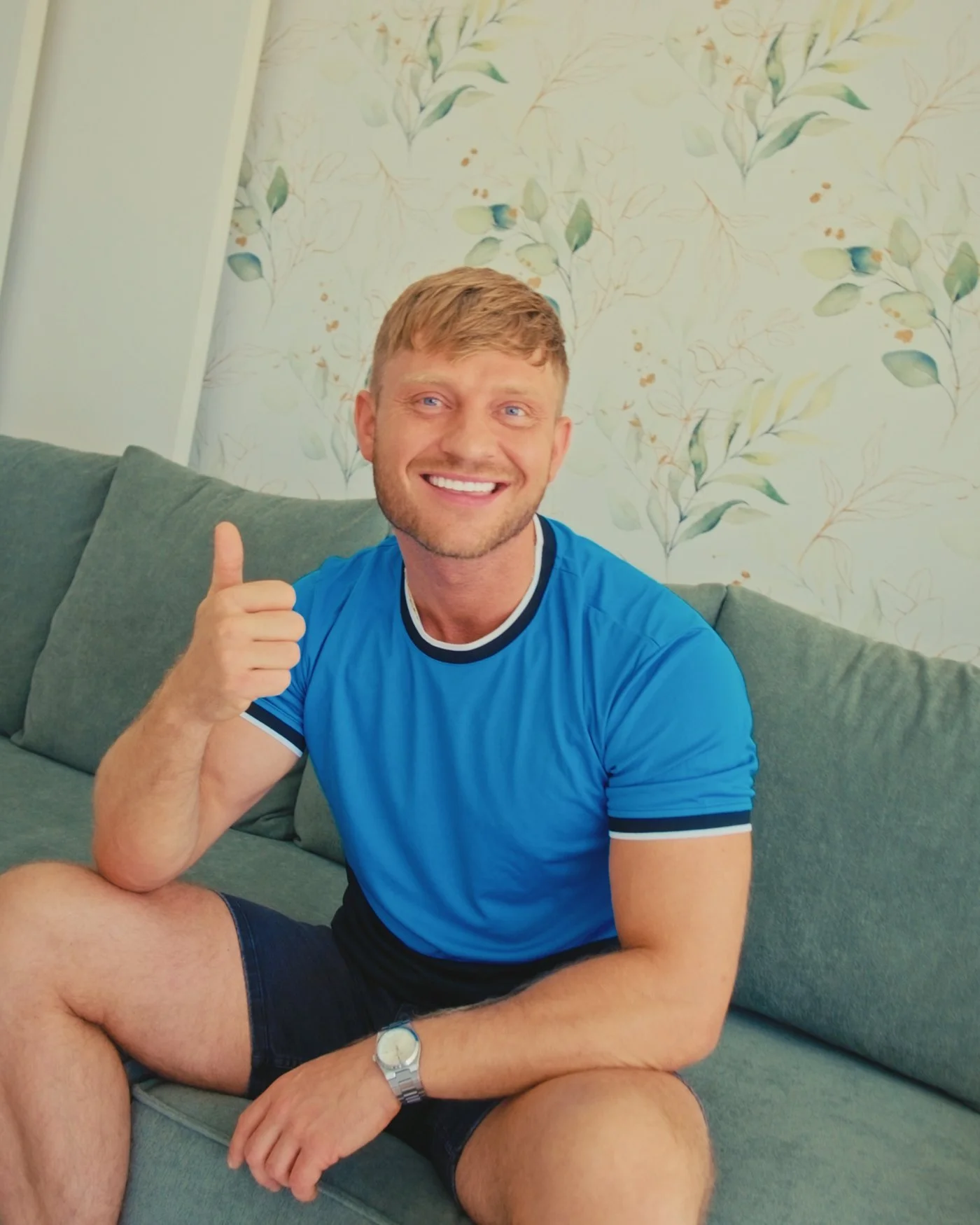 A UK Smiles patient giving a thumbs up at his hotel in Antalya after his treatment
